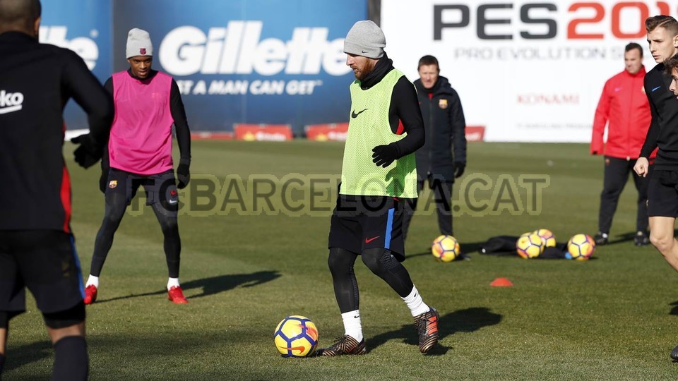 Mặc giá rét, Messi vẫn 'luyện công' chờ El Clasico - Bóng Đá
