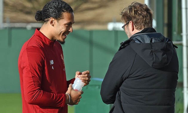 Van Dijk ra sân tập lần đầu với Liverpool - Bóng Đá