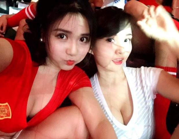 Chùm ảnh siêu nóng của fan Tây Ban Nha gây sốt trên VTV đêm khai mạc EURO