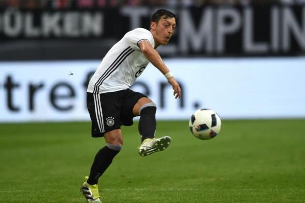 Mesut Oezil so sánh bản thân với Ronaldo
