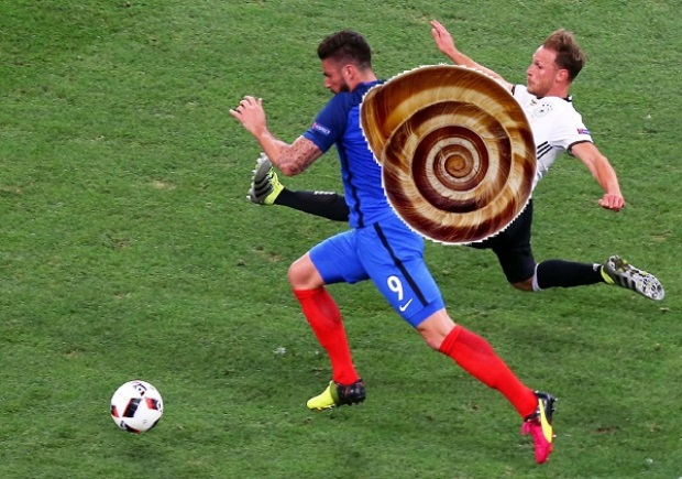 Olivier Giroud bị 'troll' sau pha bứt tốc chậm như ốc sên