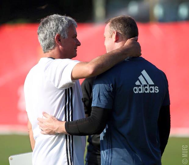 Mourinho vỗ về Rooney trong buổi tập đầu tiên của M.U tại Trung Quốc