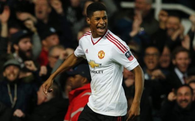 Ibra 'đứng ngồi không yên' trước pha đi bóng của Rashford