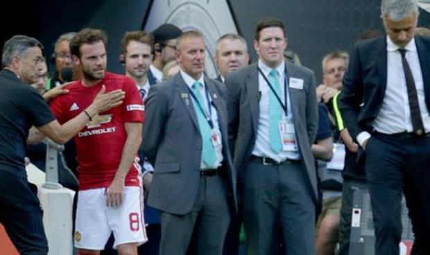 HLV Mourinho giải thích lí do thay Juan Mata vào phút cuối