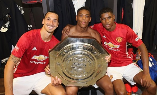 Martial hào hứng nâng đĩa bạc Community Shield cùng Ibra
