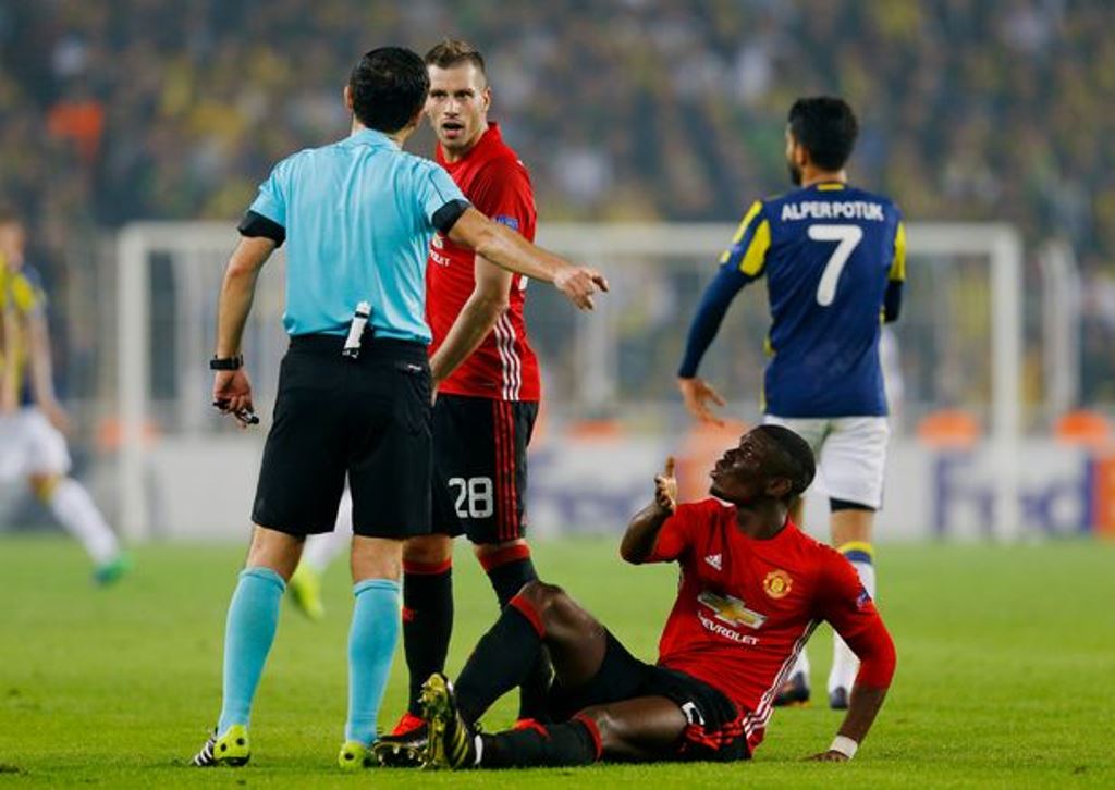 Manchester-Uniteds-Paul-Pogba-with-referee-Milorad-Mazic-before-going-off-injured
