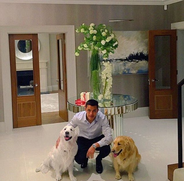 Arsenal dùng 2 chú chó để giữ chân Alexis Sanchez - Bóng Đá