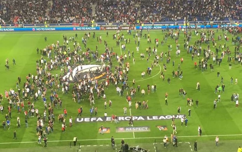 CĐV đánh nhau kinh hoàng, trận Lyon - Besiktas bị hoãn 46 phút - Bóng Đá