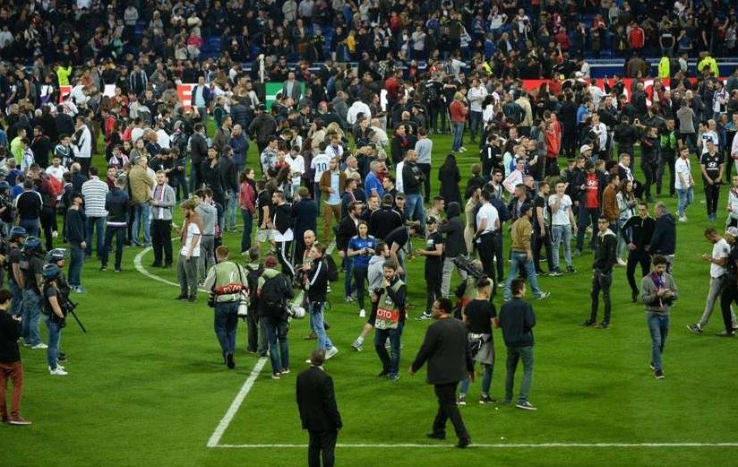 CĐV đánh nhau kinh hoàng, trận Lyon - Besiktas bị hoãn 46 phút - Bóng Đá