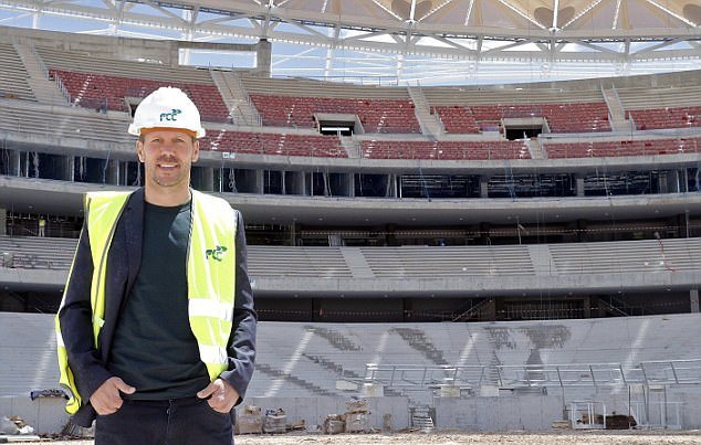 Torres, Griezmann mang đồ bảo hộ lao động đến thăm SVĐ mới Wanda Metropolitano - Bóng Đá