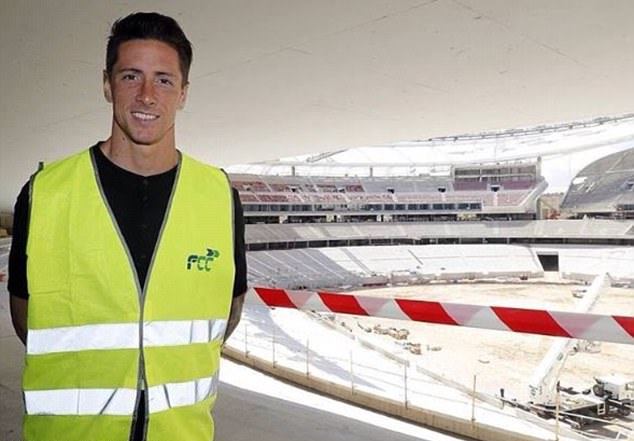 Torres, Griezmann mang đồ bảo hộ lao động đến thăm SVĐ mới Wanda Metropolitano - Bóng Đá