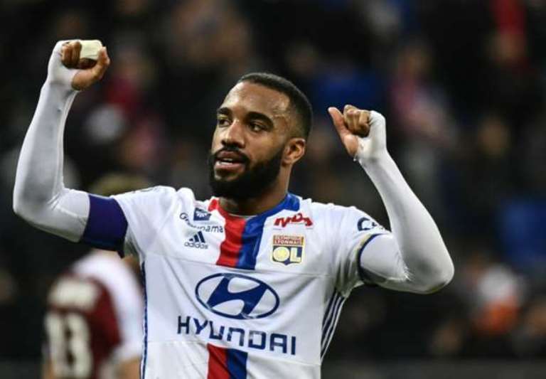 CHÍNH THỨC: Lacazette xác nhận rời Lyon, hé lộ điểm đến - Bóng Đá