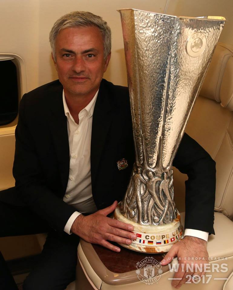 Mourinho trìu mến nhìn Pogba khoe cúp trên đường trở lại Anh - Bóng Đá