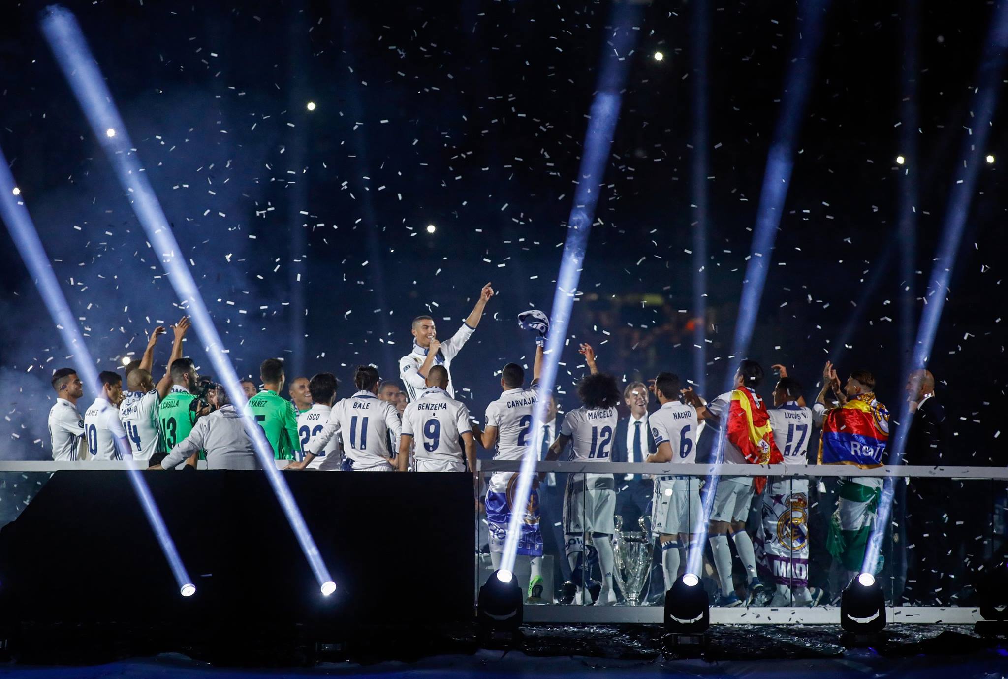 Ronaldo khoe kiểu tóc siêu độc trong lễ ăn mừng hoàng tráng của Real tại Madrid - Bóng Đá
