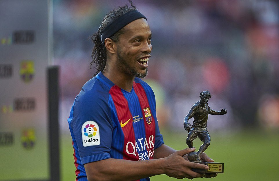 Có Ronaldinho, Rivaldo, huyền thoại Barca vẫn thất thủ trước huyền thoại Man United - Bóng Đá