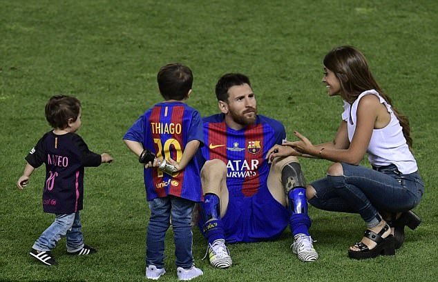 Xavi, Puyol, Aguero bảnh bao trong tiệc cưới có một không hai của Messi - Bóng Đá