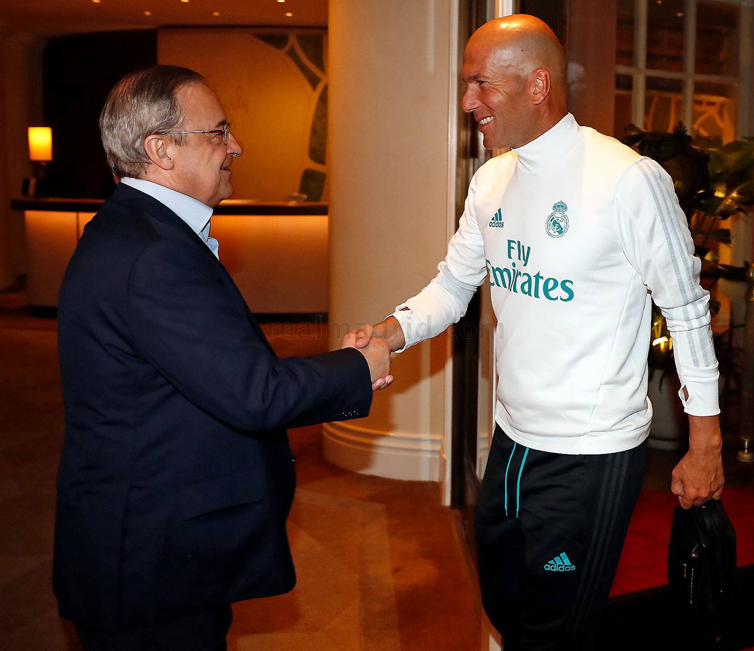 Chủ tịch Perez tay bắt mặt mừng với dàn sao Real  - Bóng Đá