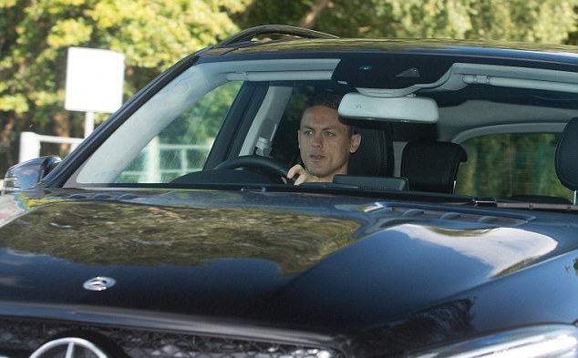 Dàn sao Man Utd lái siêu xe đến sân tập - Bóng Đá