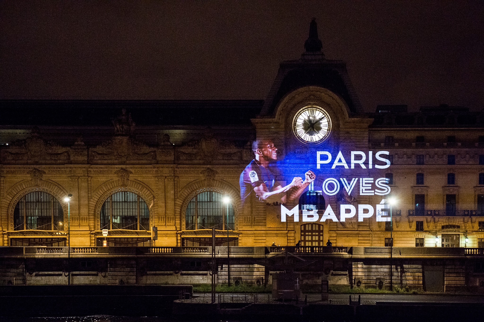 Những hình ảnh lung linh của Kylian Mbappe trên đường phố Paris - Bóng Đá