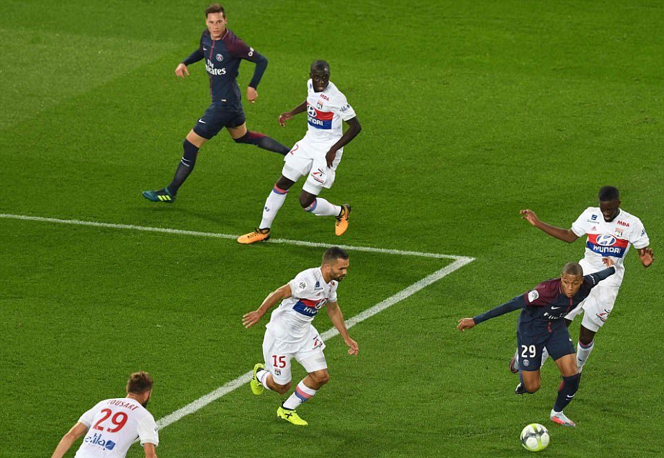 C-M-N im tiếng, PSG vẫn thắng nhờ 2 cầu thủ Lyon - Bóng Đá