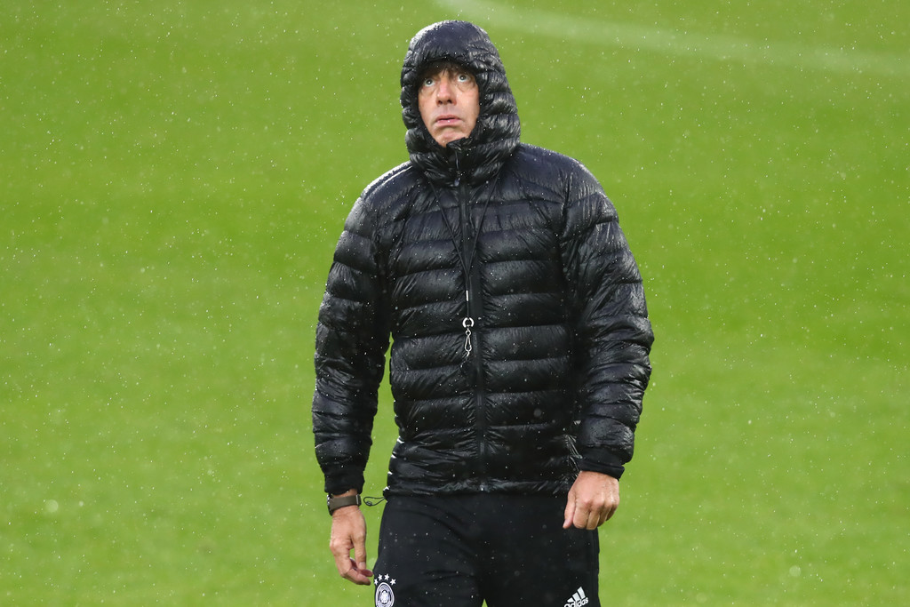 Joachim Low nhăn mặt bởi cơn mưa nặng hạt tại Belfast - Bóng Đá