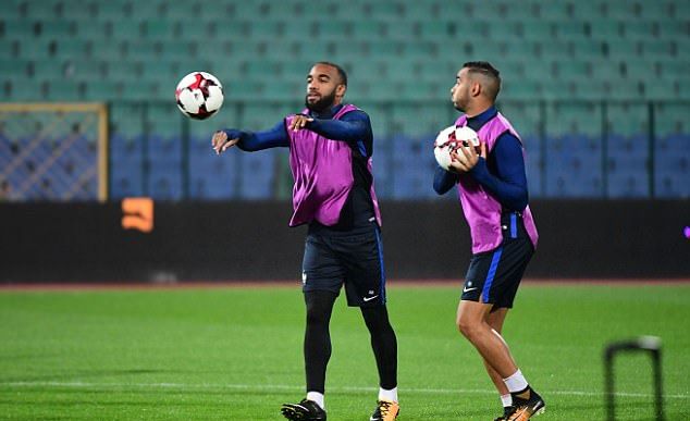 Griezmann cùng tuyển Pháp tập bóng rổ, Paul Pogba có ngứa tay? - Bóng Đá