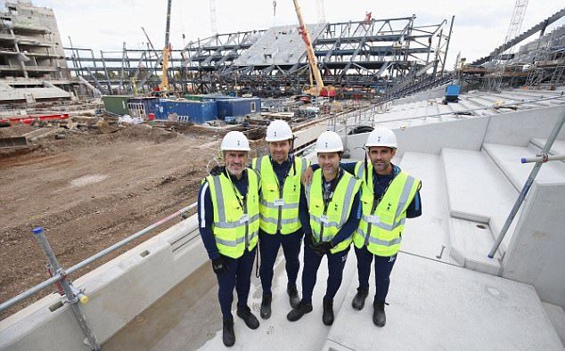 HLV Pochettino và chủ tịch Levy hớn hở đi thăm SVĐ White Hart Lane mới - Bóng Đá