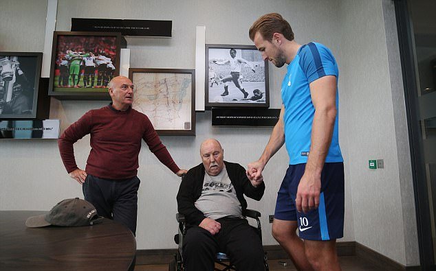 Ở tuổi 77, huyền thoại Jimmy Greaves đi xe lăn cổ vũ Tottenham trước trận đại chiến - Bóng Đá