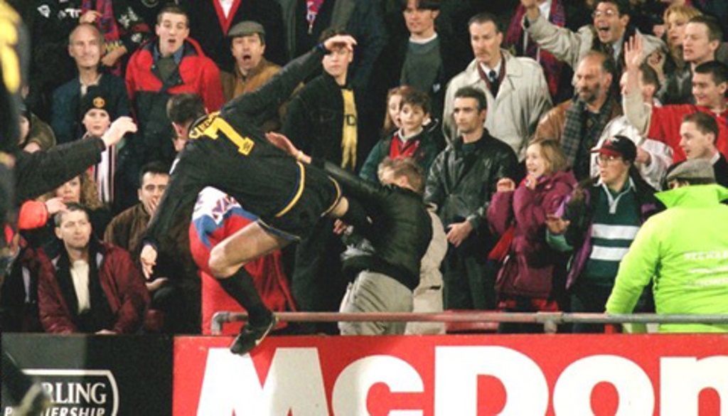 Tái hiện cú kungfu của Cantona, Evra bị đuổi khi trận đấu chưa bắt đầu - Bóng Đá