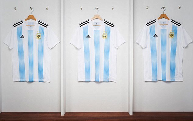 Messi buồn rười rượi khoe áo đấu mới của tuyển Argentina - Bóng Đá