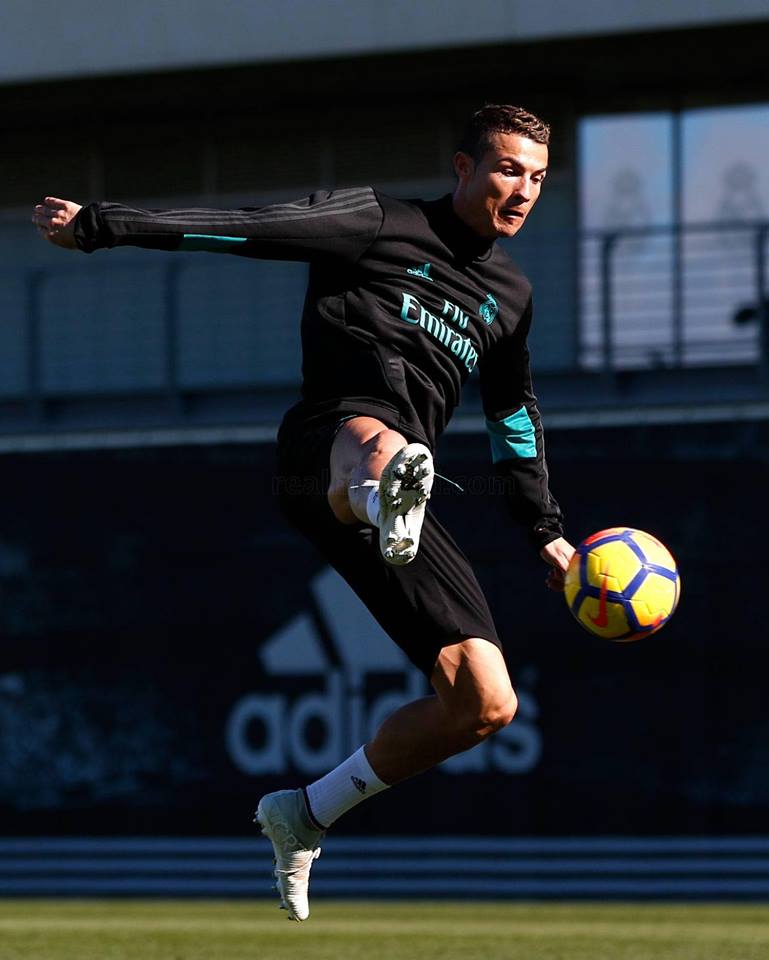 Ronaldo con xuất hiện, dàn sao Real 'quẩy' tưng bừng trong buổi tập - Bóng Đá