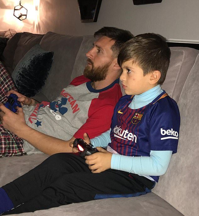 Messi 'luyện' FIFA cùng con trai Thiago - Bóng Đá