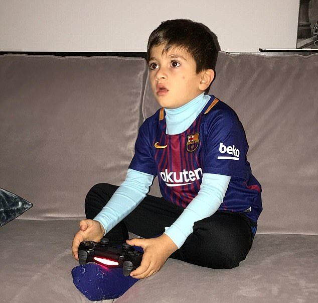 Messi 'luyện' FIFA cùng con trai Thiago - Bóng Đá
