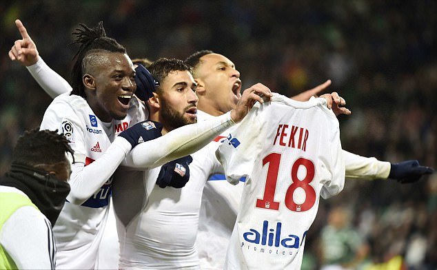CĐV Lyon đồng loạt học Messi khoe áo đấu, ủng hộ Fekir - Bóng Đá