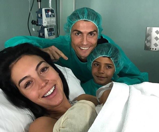 Vừa đến Tây Ban Nha, Ronaldo đã 'tự sướng' ngay với bạn gái Georgina - Bóng Đá