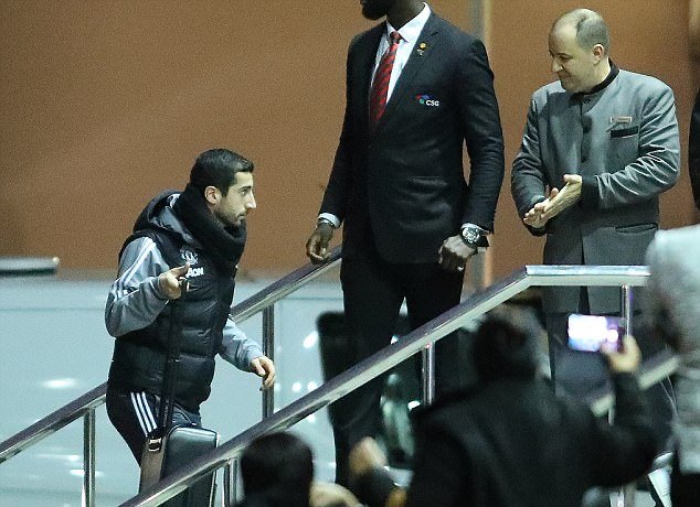 Được hứa hẹn suất đá chính, Ibrahimovic tươi tắn vẫy tay chào NHM - Bóng Đá