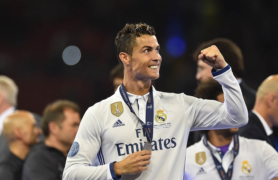 Ronaldo đem cả đại gia đình sang Paris - Bóng Đá