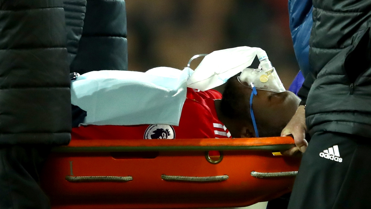 Mourinho đứng ngồi không yên vì chấn thương đầu của Lukaku - Bóng Đá