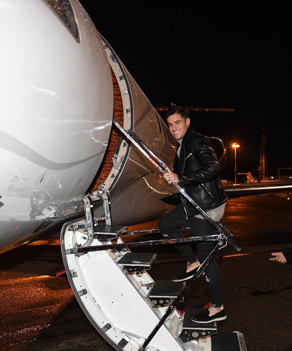 Coutinho rạng rỡ lên máy bay đến Barcelona - Bóng Đá