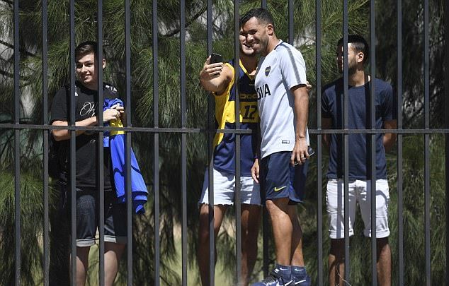 Carlos Tevez rạng rỡ trong lần thứ 3 tái ngộ Boca Juniors - Bóng Đá