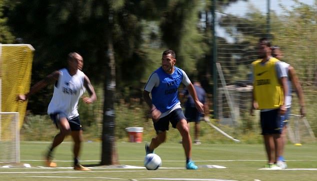 Carlos Tevez rạng rỡ trong lần thứ 3 tái ngộ Boca Juniors - Bóng Đá
