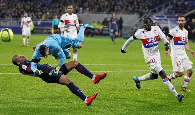 Depay lập siêu phẩm, Lyon quật ngã PSG phút bù giờ - Bóng Đá