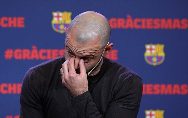 Mascherano rơi lệ trong lễ chia tay Barcelona - Bóng Đá