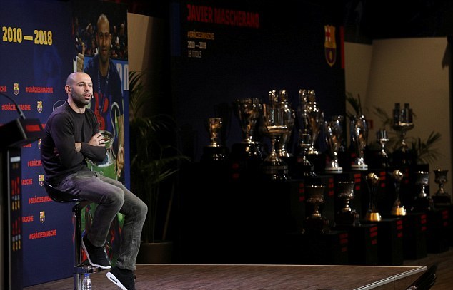 Mascherano rơi lệ trong lễ chia tay Barcelona - Bóng Đá
