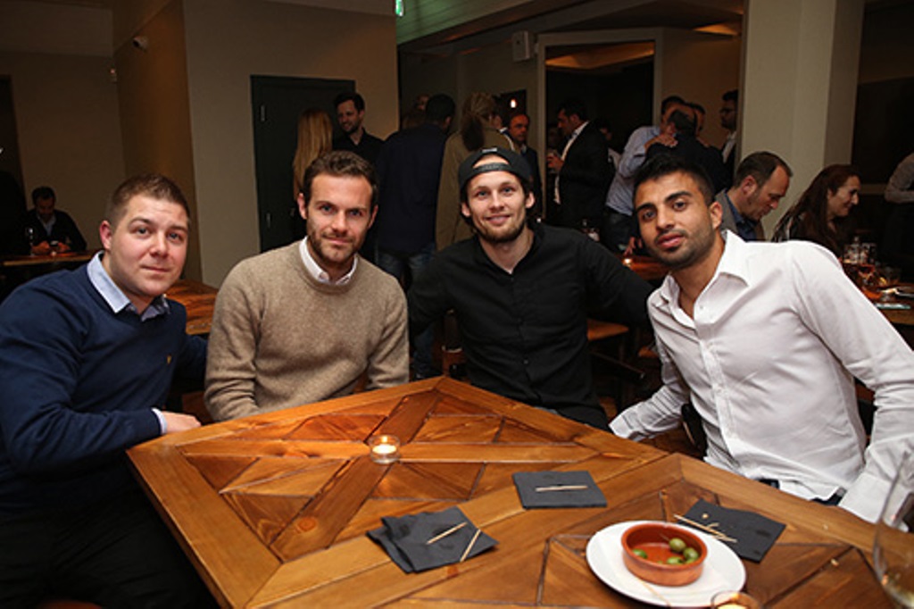 Mourinho ăn mừng bản gia hạn hợp đồng tại nhà hàng của Juan Mata - Bóng Đá