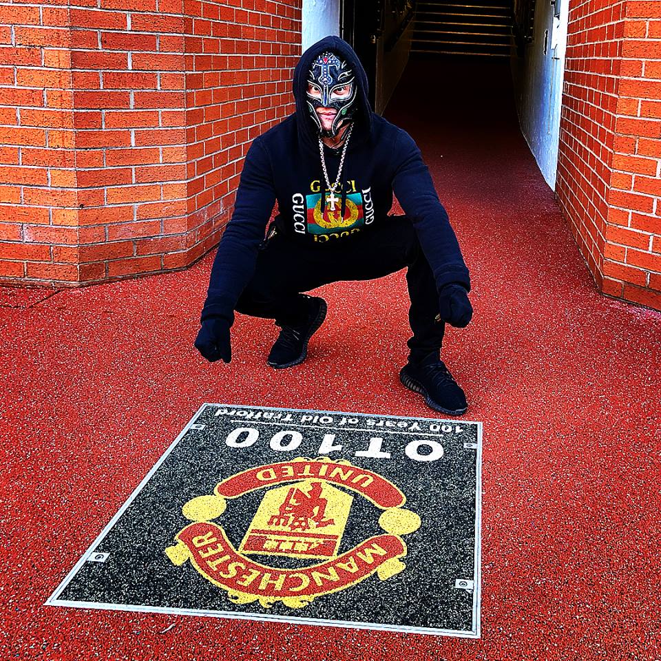 Siêu sao WWE Rey Mysterio cực ngầu trong phòng thay đồ Man Utd - Bóng Đá