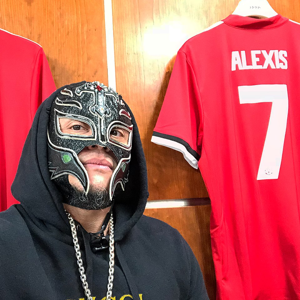 Siêu sao WWE Rey Mysterio cực ngầu trong phòng thay đồ Man Utd - Bóng Đá