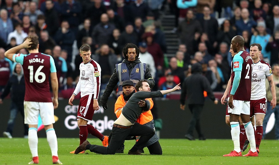 Thủ quân West Ham gây sốc khi vật ngã CĐV trên sân - Bóng Đá