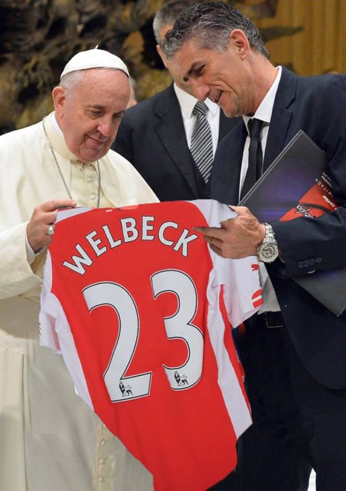 Arsenal tung loạt ảnh chế cực hài về 'King Welbeck' - Bóng Đá
