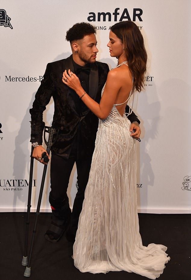 Neymar và bạn gái 'khóa môi' nồng nàn - Bóng Đá